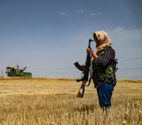 FOTO: Sangar! Perempuan di Suriah Ini Jaga Ladang Gandum Sambil Bawa Senapan Serbu