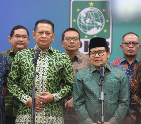 Ketua Majelis Permusyawaratan Rakyat (MPR) RI Bambang Soesatyo (kiri) dan Ketua Umum Partai Kebangkitan Bangsa (PKB) Muhaimin Iskandar (kanan) memberikan keterangan seusai pertemuan di Kantor DPP PKB, Jakarta Pusat, Sabtu (8/6/2024). Pertemuan yang digelar secara tertutup tersebut membahas beberapa hal, salah satunya adalah amandemen Undang-Undang Dasar (UUD) 1945). Liputan6.com/Angga Yuniar