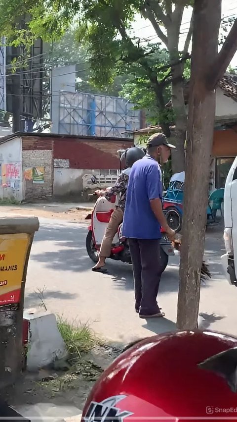 Seorang cewek berhenti terlalu dekat saat lampu merah, untuk menghindari kepanasan namun menyebabkan kemacetan