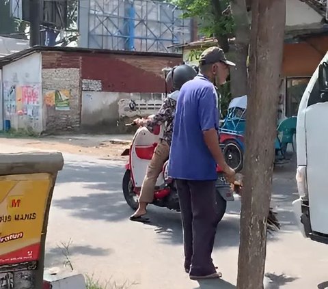 Seorang cewek berhenti terlalu dekat saat lampu merah, untuk menghindari kepanasan namun menyebabkan kemacetan.