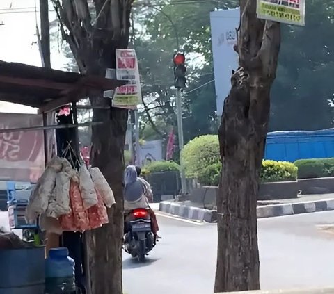 Seorang cewek berhenti terlalu dekat saat lampu merah, untuk menghindari kepanasan namun menyebabkan kemacetan.