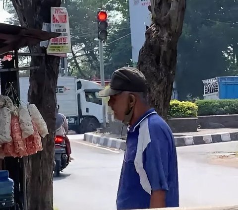 Seorang cewek berhenti terlalu dekat saat lampu merah, untuk menghindari kepanasan namun menyebabkan kemacetan.