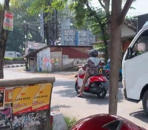 Seorang cewek berhenti terlalu dekat saat lampu merah, untuk menghindari kepanasan namun menyebabkan kemacetan.