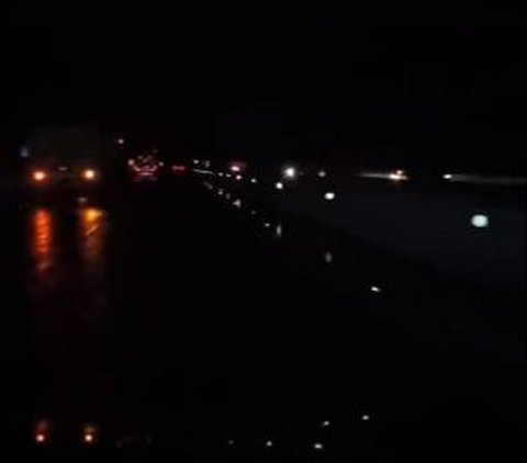 Meskipun naik mobil baru, seorang pria merasa frustrasi saat berkendara di jalan tol karena sorot lampunya tidak terlihat.