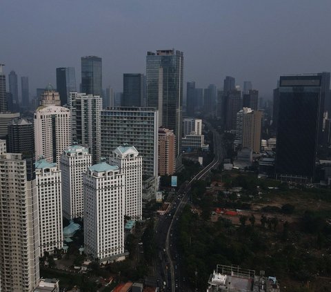 Pemandangan gedung-gedung perkantoran di Jakarta, Sabtu (8/6/2024). Menteri Keuangan (Menkeu) Sri Mulyani mengungkapkan, realisasi belanja negara per April 2024 mencapai Rp849,2 triliun atau 25,5 persen dari target Anggaran Pendapatan dan Belanja Negara (APBN). Foto: Merdeka.com/Imam Buhori