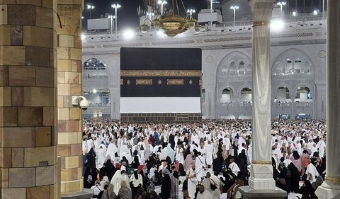 Kondisi ini membuat jemaah tak bisa leluasa beribadah, khususnya di lantai dasar yang dekat dengan Ka'bah.