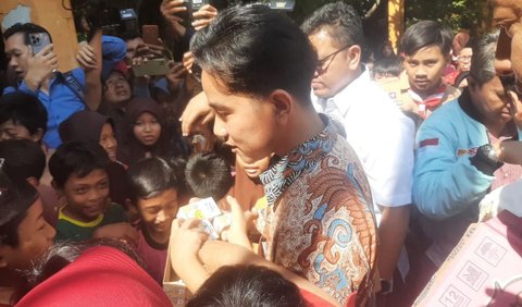 Sebelumnya, Wakil Presiden terpilih sekaligus Wali Kota Solo Gibran Rakabuming Raka membagikan susu, buku hingga gantungan kunci kepada anak-anak di SDN Margorejo VI, Surabaya.<br>