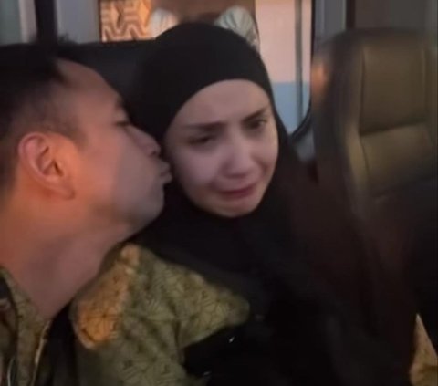 Tangis Nagita Slavina Pecah Jelang Naik Pesawat ke Tanah Suci, Raffi Ahmad Cium & Tenangkan Sang Istri