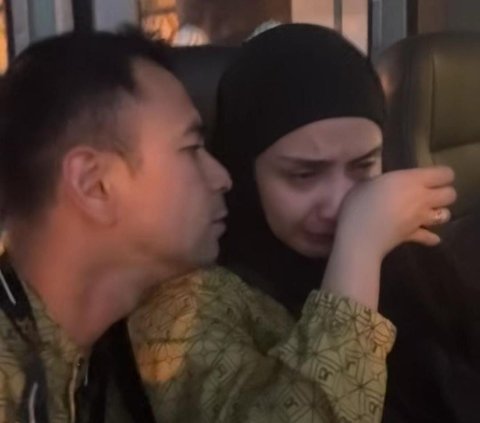 Tangis Nagita Slavina Pecah Jelang Naik Pesawat ke Tanah Suci, Raffi Ahmad Cium & Tenangkan Sang Istri