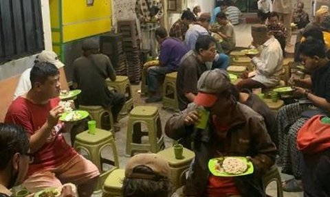 Sungguh Luar Biasa, Masjid di Surabaya ini Jadi 'Rumah' buat Muslim & non Muslim, dari Makan hingga Tidur Gratis