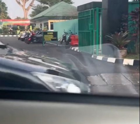 Wanita Ini Temui Pengemudi Mobil Tetap Jalan Meski Tidak Ada Pintunya, Ternyata Ini Penyebabnya