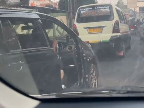 Wanita Ini Temui Pengemudi Mobil Tetap Jalan Meski Tidak Ada Pintunya, Ternyata Ini Penyebabnya