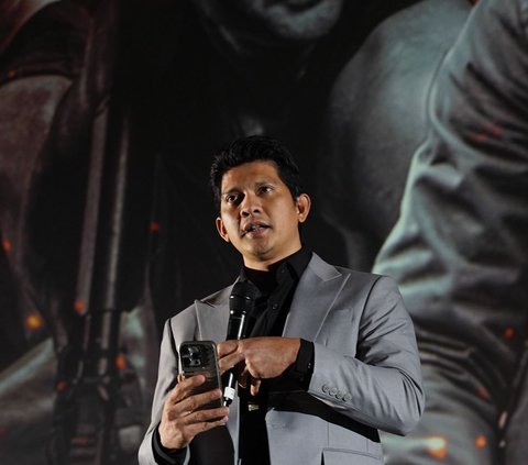 Powerful in the Film, Iko Uwais Holds Back Tears Remembering the Contributions of His Wife and Children