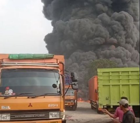 Pabrik Kimia di Cikupa Tangerang Ini Ludes Terbakar, Kepulan Asap Hitam Muncul Selimuti Langit