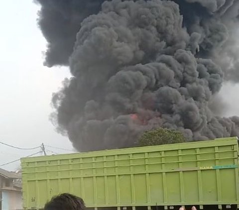 Pabrik Kimia di Cikupa Tangerang Ini Ludes Terbakar, Kepulan Asap Hitam Muncul Selimuti Langit