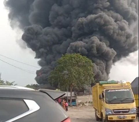 Pabrik Kimia di Cikupa Tangerang Ini Ludes Terbakar, Kepulan Asap Hitam Muncul Selimuti Langit