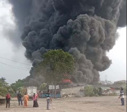 Pabrik Kimia di Cikupa Tangerang Ini Ludes Terbakar, Kepulan Asap Hitam Muncul Selimuti Langit