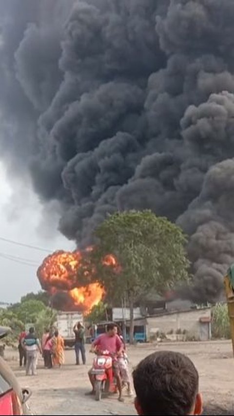 Pabrik Kimia di Cikupa Tangerang Ini Ludes Terbakar, Kepulan Asap Hitam Muncul Selimuti Langit<br>