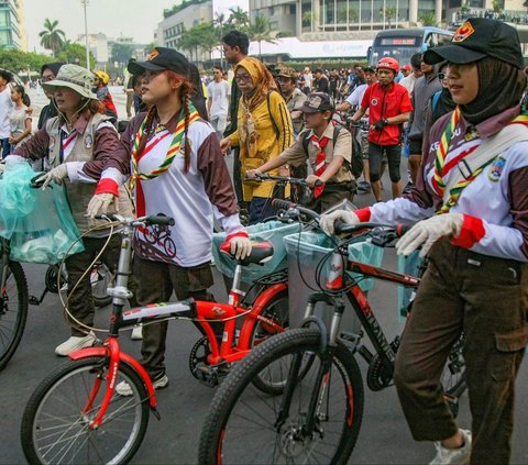 Aksi ini dilakukan untuk tujuan menciptakan lingkungan yang bersih dan berkualitas bagi warga sekaligus memperingati Hari Lingkungan Hidup Sedunia yang jatuh pada tanggal 5 Juni 2024. Foto: merdeka.com / Arie Basuki<br>