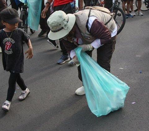 Mereka memberikan edukasi tentang cara memilah sampah yang benar, penggunaan kantong sampah yang ramah lingkungan, serta pentingnya mendaur ulang sampah untuk mengurangi dampak negatif terhadap lingkungan. Foto: merdeka.com / Arie Basuki<br>