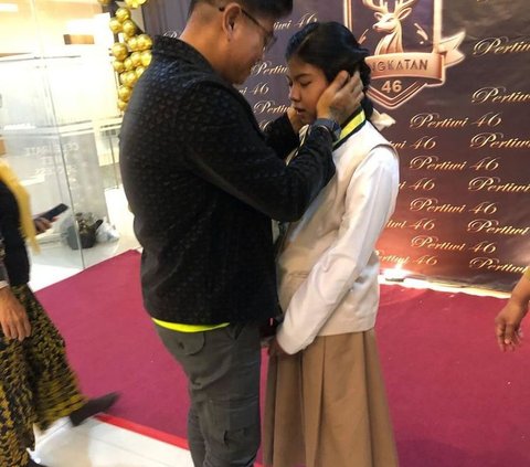 Potret Cantik Anjani Anak Andika Mahessa di Acara Kelulusan Sekolah, Sang Ayah Beri Pelukan Hangat