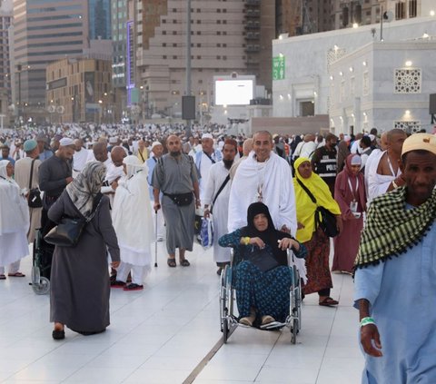 Jemaah haji mulai memadati Masjidil Haram pada tanggal 2 Dzulhijah 1445 H menjelang pelaksanaan ibadah haji di Makkah, Arab Saudi, 9 Juni 2024. Foto: REUTERS / Saleh Salem<br>