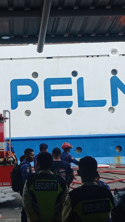 2 Penumpang Luka-Luka Akibat KM Umsini Terbakar di Pelabuhan Makassar, Langsung Dilarikan ke RS