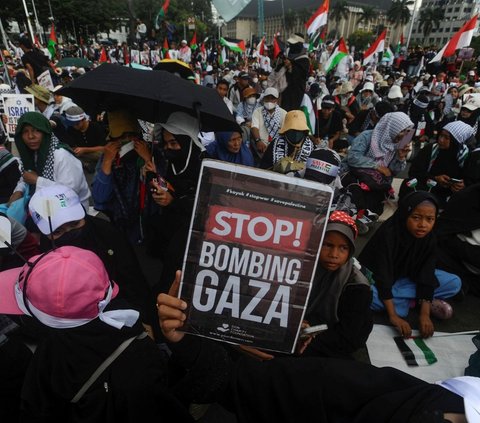 Aksi unjuk rasa ini merupakan bentuk kecaman rakyat Indonesia terhadap serangan yang terus dilakukan oleh Israel terhadap Palestina. Foto: merdeka.com / Arie Basuki<br>