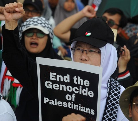 Massa yang hadir dalam aksi ini berasal dari berbagai latar belakang, mulai dari pelajar, mahasiswa, pekerja, hingga tokoh agama. Mereka menyatukan suara dalam menyuarakan solidaritas dan dukungan kepada rakyat Palestina yang terus menderita akibat serangan Israel. Foto: merdeka.com / Arie Basuki<br>