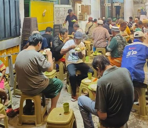 Mosque in Surabaya Provides Facilities and Free Meals for Visitors