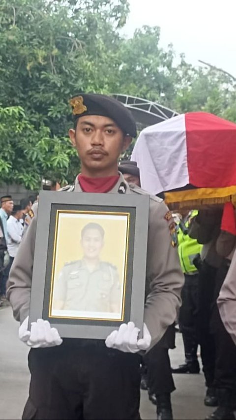 Pemakaman Polisi yang Tewas Dibakar Istrinya yang Juga Polisi Diiringi Isak Tangis Keluarga