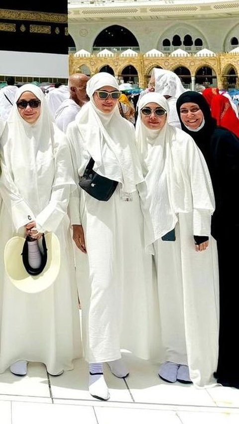 Nagita, Nisya, & Syahnaz mengenakan baju muslim putih dengan kaca mata. Sementara Caca pakai busana hitam.