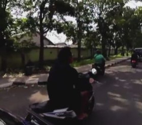 Pemotor Berkendara sambil Merokok, Berujung Disuruh Dorong Motor Sendiri oleh Polisi!