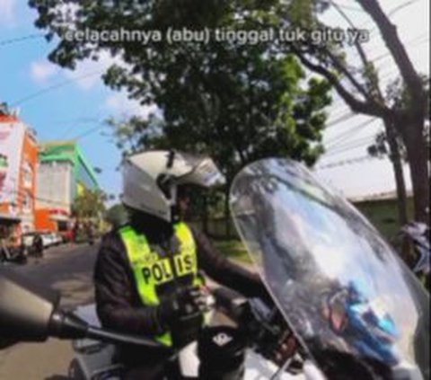 Pemotor Berkendara sambil Merokok, Berujung Disuruh Dorong Motor Sendiri oleh Polisi!