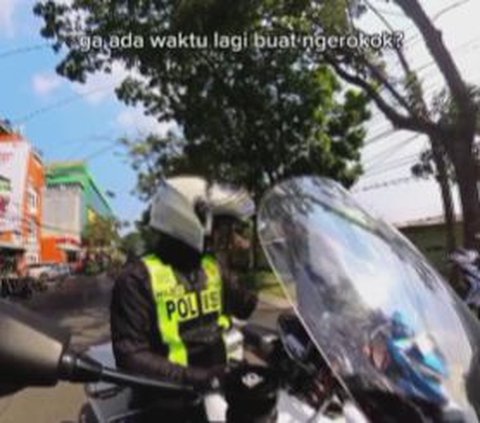 Pemotor Berkendara sambil Merokok, Berujung Disuruh Dorong Motor Sendiri oleh Polisi!