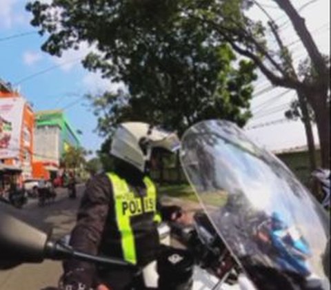 Pemotor Berkendara sambil Merokok, Berujung Disuruh Dorong Motor Sendiri oleh Polisi!