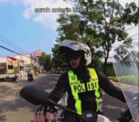 Pemotor Berkendara sambil Merokok, Berujung Disuruh Dorong Motor Sendiri oleh Polisi!