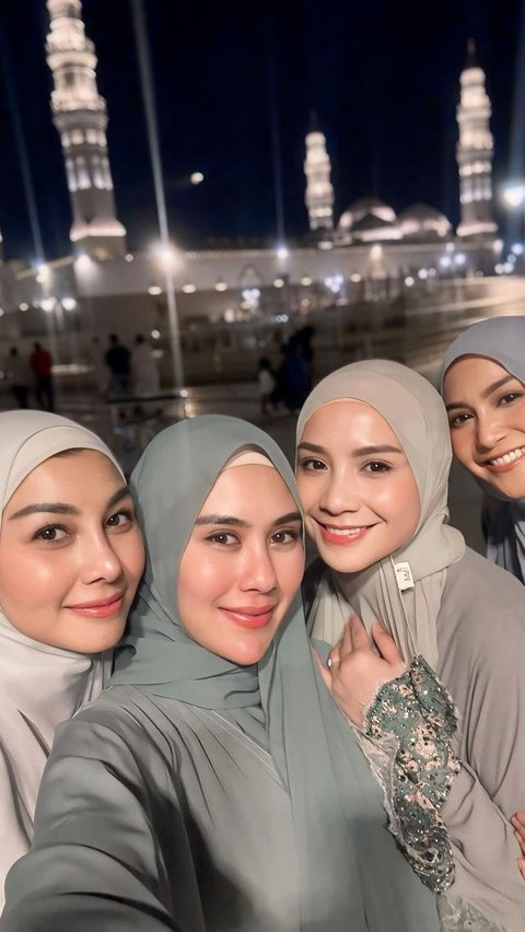 <b>Kompak Berhijab Usai Haji, Ini Penampilan Baru Nagita Slavina, Caca Tengker, Syahnaz, dan Nisya Ahmad yang Jadi Sorotan </b><br>