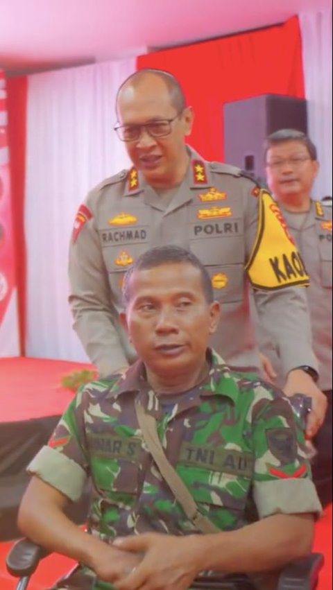 Jenderal Polisi Kagum kepada Kopral TNI, Meski Sakit Stroke Tetap Semangat Tak Mau Dibantu Jalan<br>