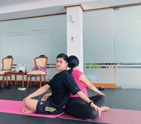 Portrait of Prenatal Couple Yoga by Erina Gudono with Kaesang, Very Compact