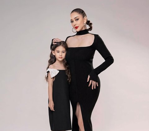 Aura Kasih's Style with Arabella during Photoshoot, Their Poses Caught Attention