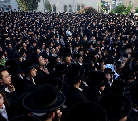 Keputusan tersebut mendorong parlemen Israel untuk mengesahkan rancangan undang-undang yang menurunkan usia pengecualian wajib militer dari 26 menjadi 21 tahun bagi pelajar seminari Yahudi ultra-Ortodoks. Foto: REUTERS / Ronen Zvulun<br>