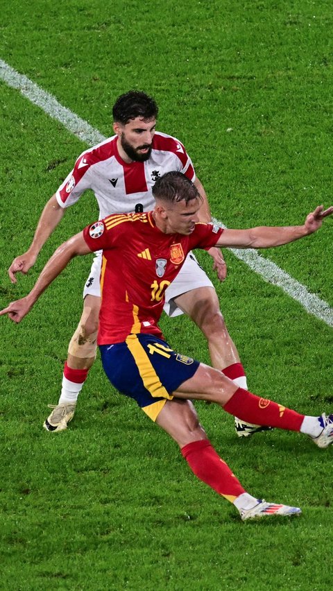 Sempat dikejutkan dengan gol bunuh diri, Robin Le Normand pada menit ke-18. Spanyol bangkit dan menyamakan kedudukan lewat gol Rodri di menit ke-39. (JAVIER SORIANO / AFP)
