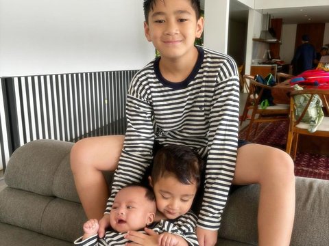 Potret Kebersamaan Rafathar, Rayyanza dan Baby Lily saat Pakai Baju Kembaran, Gemesin Banget!