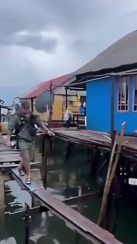 Viral Action of Danish Foreigner Fixing Residents' Bridge in Wakatobi Earns Praise, Village Chief Disappointed for Not Being Informed