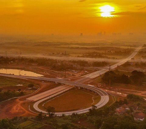 Konstruksi jalan tol sepanjang 5,40 kilometer ini ditargetkan selesai pada Kuartal 3 tahun 2024 dan segera dapat dioperasikan. Foto: merdeka.com / Arie Basuki<br>