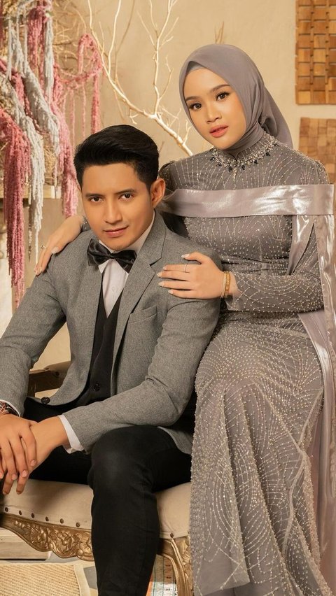 Portrait of Chand Kelvin and Dea Sahirah Holds a Religious Gathering Ahead of Marriage