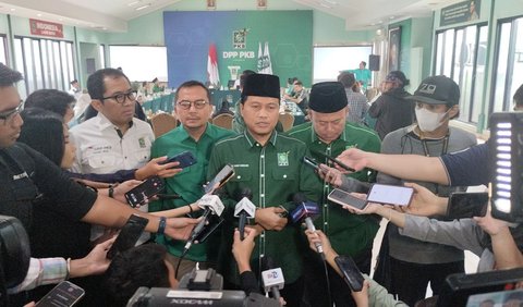 Cak Imin pun mengungkapkan bahwa berdasarkan survei internal PKB, Gus Yusuf berada di posisi tertinggi.