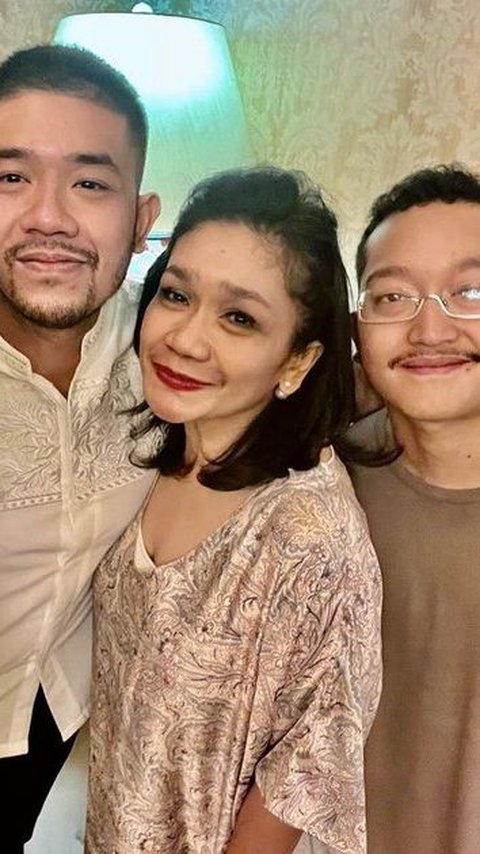 They are Putri Aryanti Haryo Wibowo, Haryo Putra Nugroho Wibowo, and Ananda Kerta Irana Wibowo.