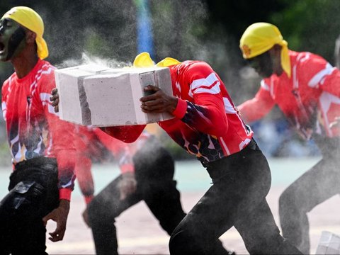 FOTO: Aksi Polisi Aceh Unjuk Kekuatan di HUT ke-78 Bhayangkara, Bikin Merinding saat Pecahkan Tumpukan Balok dengan Kepala
